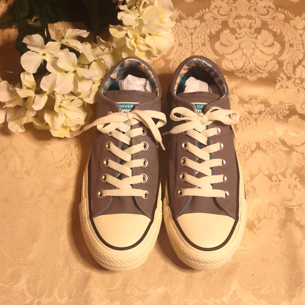 NWOT Women's all-star Converse Gray low top sneakers